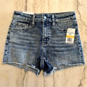 ✨NWT✨ Medium Wash High Rise Denim Shorts - Boutique